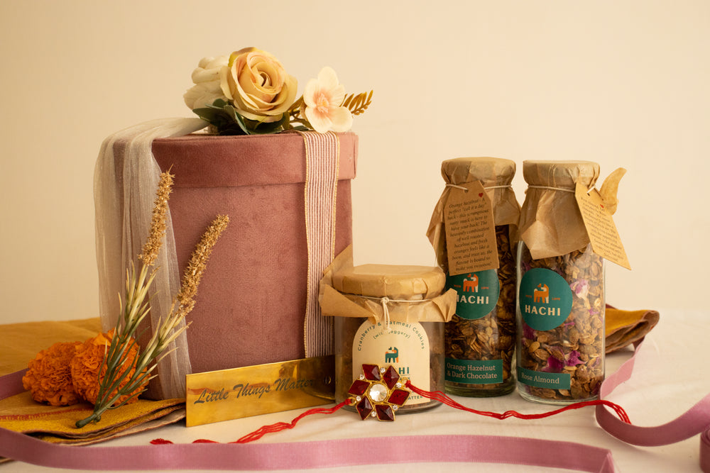 Round velvet Rakhi hamper – 1 cookies and 2 granola bottles